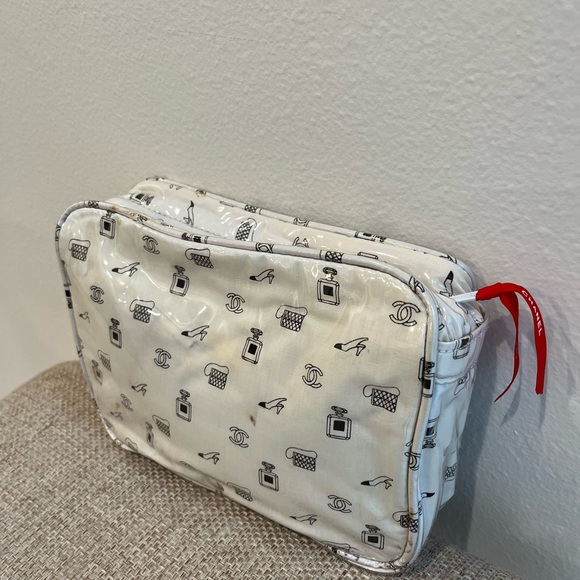CHANEL vintage Cosmetic Bag with Iconic Black Print - Picture 2 of 9
